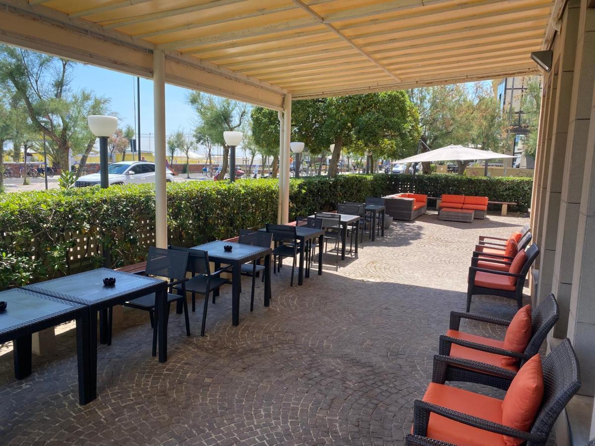 Hotel Nettuno Пезаро Экстерьер фото