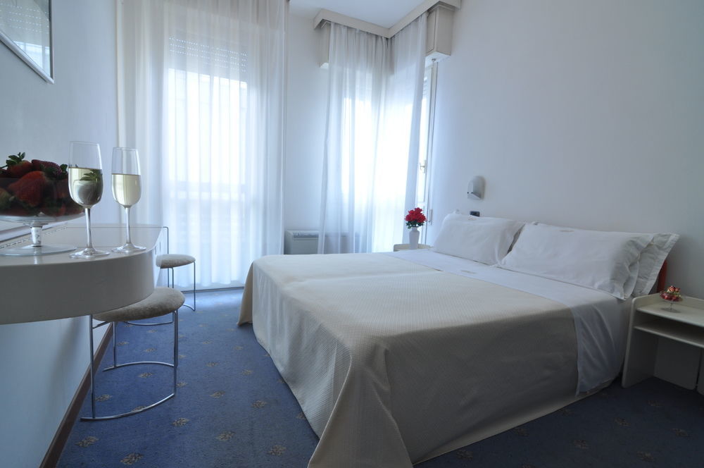 Hotel Nettuno Пезаро Экстерьер фото