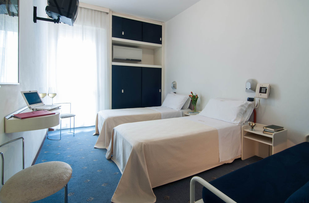 Hotel Nettuno Пезаро Экстерьер фото