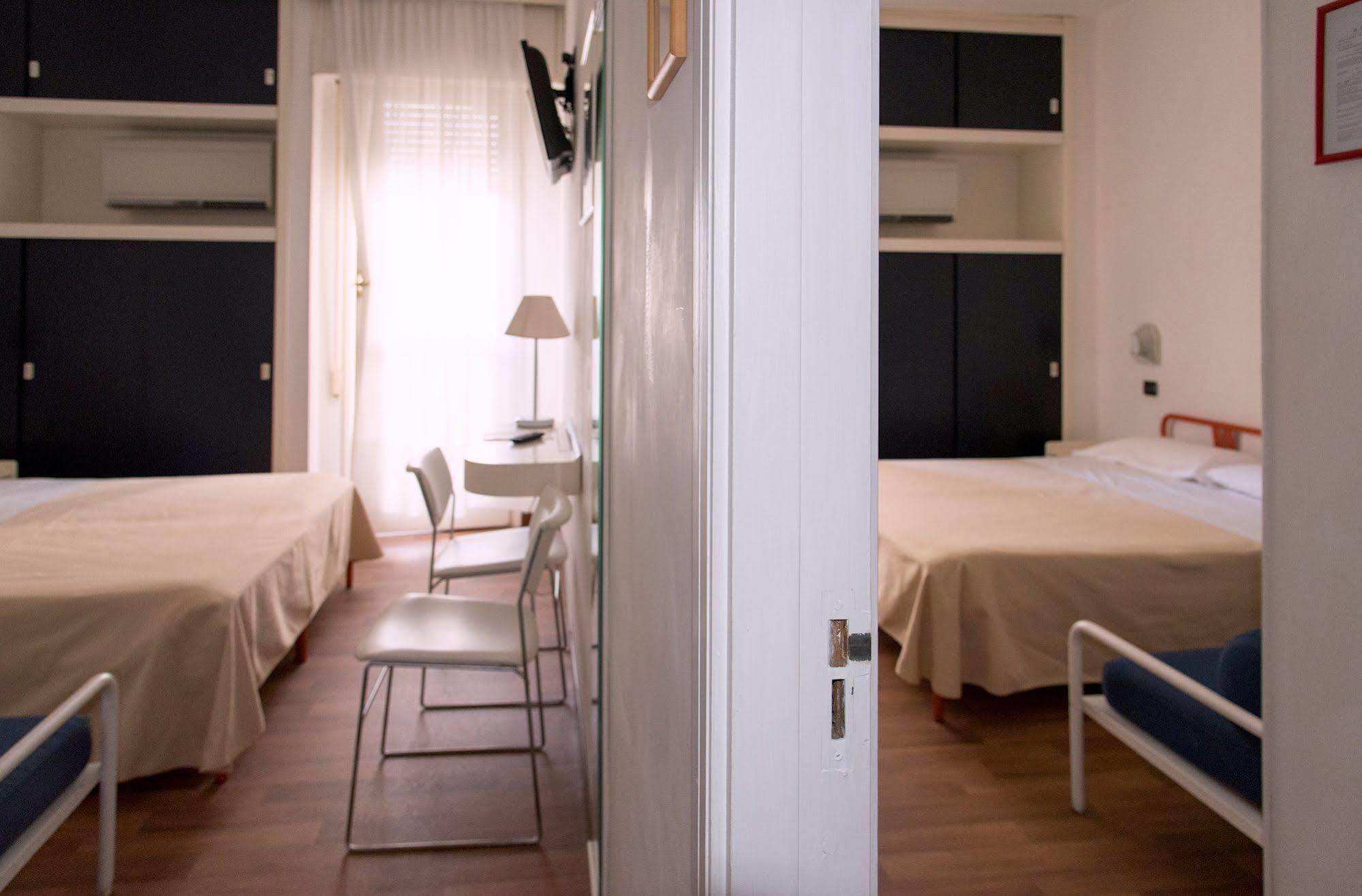 Hotel Nettuno Пезаро Экстерьер фото