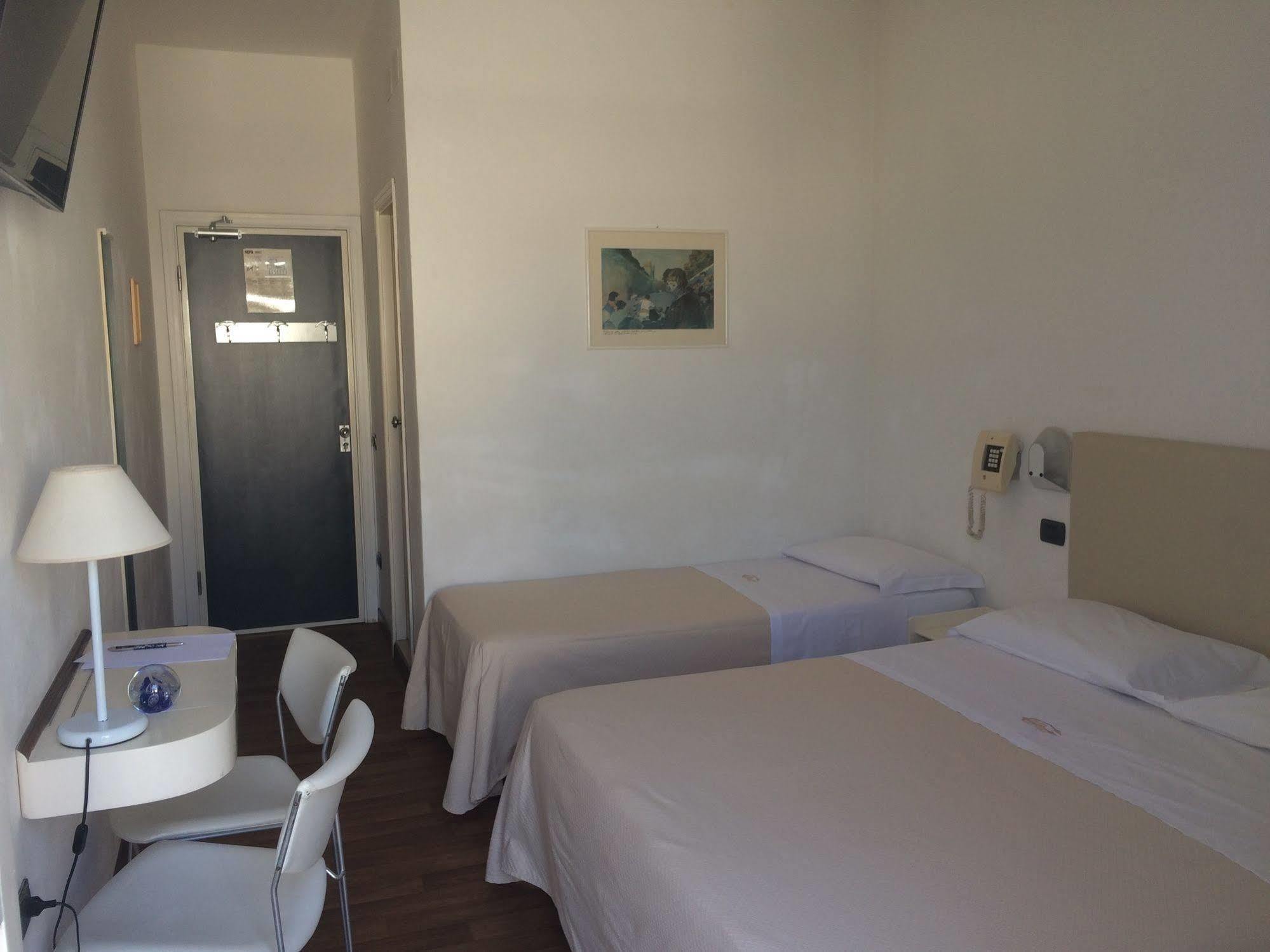 Hotel Nettuno Пезаро Экстерьер фото