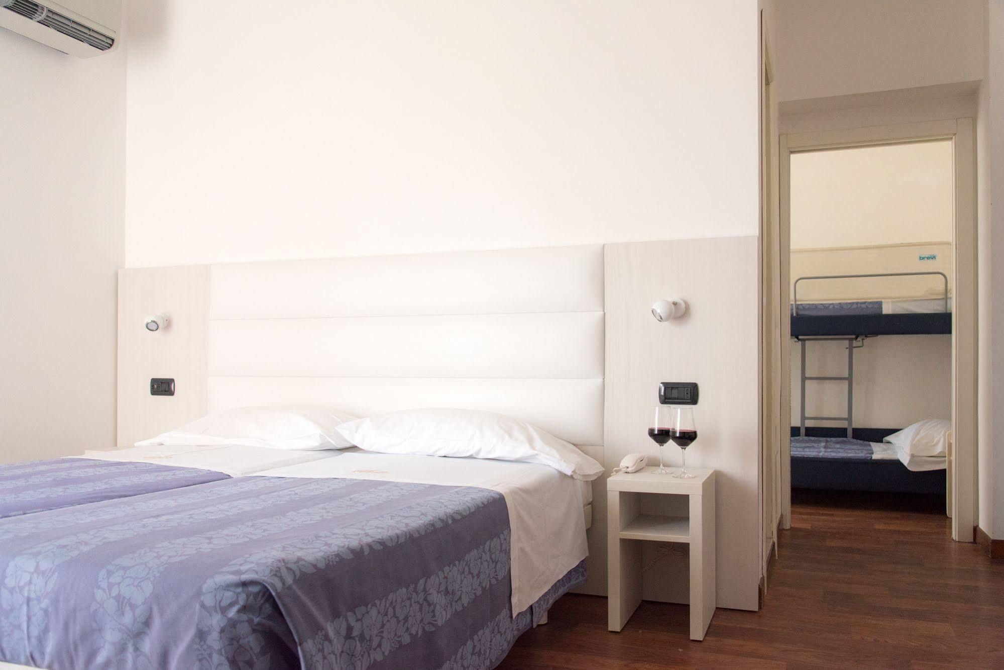 Hotel Nettuno Пезаро Экстерьер фото