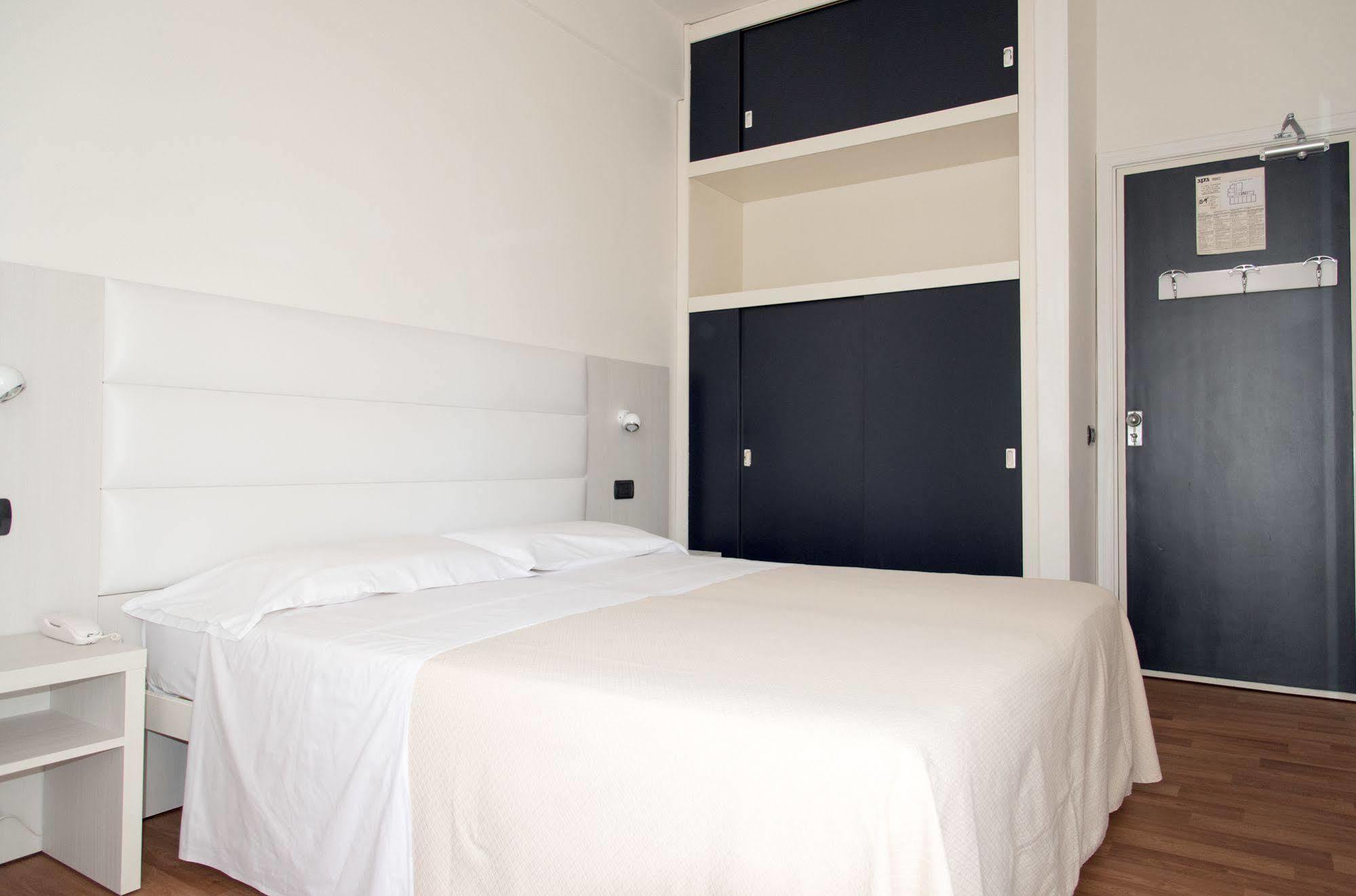 Hotel Nettuno Пезаро Экстерьер фото