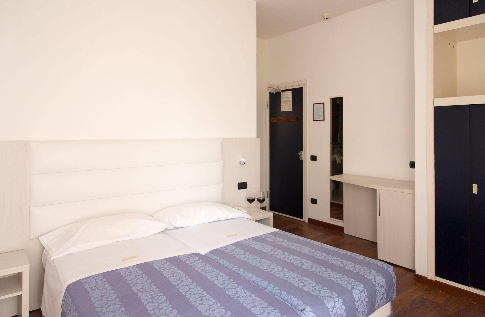 Hotel Nettuno Пезаро Экстерьер фото